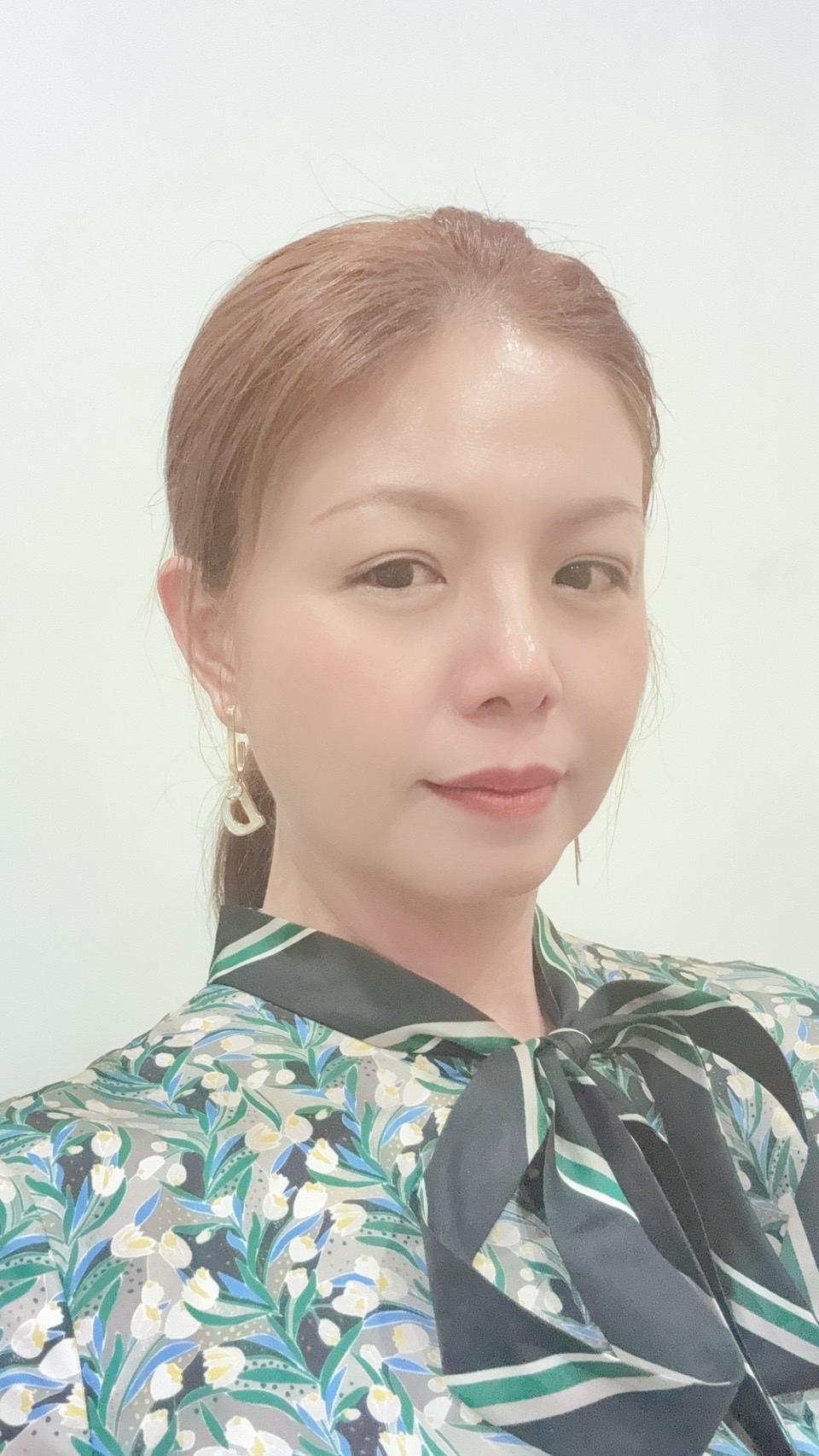 理 事  邱 睦 伶